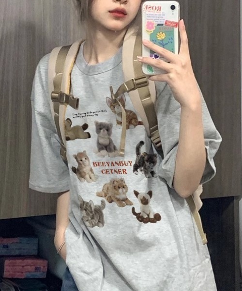 SHEPP(シープ)の「【26年春夏新作・6色展開】ぬいぐるみキャットプリント半袖ロンT(Tシャツ/カットソー・レディース・ホワイト/ブラウン/レッド/ブラック/アイボリー/グレー・M/L)」の1枚目の写真