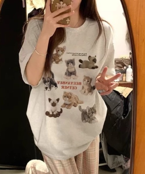 SHEPP(シープ)の「【26年春夏新作・6色展開】ぬいぐるみキャットプリント半袖ロンT(Tシャツ/カットソー・レディース・ホワイト/ブラウン/レッド/ブラック/アイボリー/グレー・M/L)」の2枚目の写真