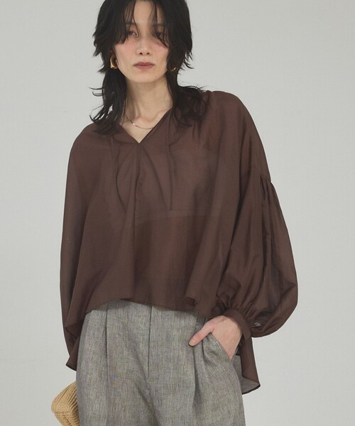 qualite（カリテ）の「【シルク混で上品】ブライトローンボリュームシアーブラウス/春服/夏服/オフィスカジュアル/シアー（シャツ/ブラウス・レディース・ブラウン/オフホワイト・フリー）」の2枚目の写真