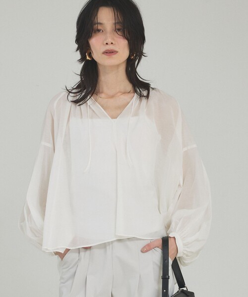 qualite（カリテ）の「【シルク混で上品】ブライトローンボリュームシアーブラウス/春服/夏服/オフィスカジュアル/シアー（シャツ/ブラウス・レディース・ブラウン/オフホワイト・フリー）」の7枚目の写真