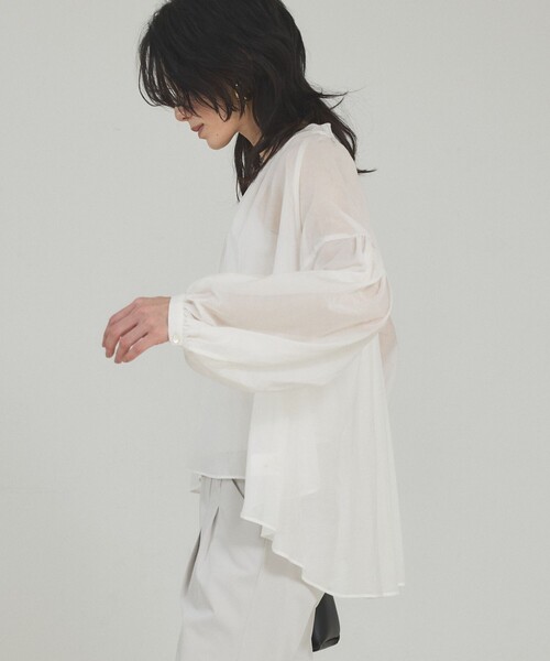qualite（カリテ）の「【シルク混で上品】ブライトローンボリュームシアーブラウス/春服/夏服/オフィスカジュアル/シアー（シャツ/ブラウス・レディース・ブラウン/オフホワイト・フリー）」の8枚目の写真