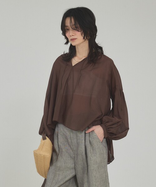qualite（カリテ）の「【シルク混で上品】ブライトローンボリュームシアーブラウス/春服/夏服/オフィスカジュアル/シアー（シャツ/ブラウス・レディース・ブラウン/オフホワイト・フリー）」の9枚目の写真