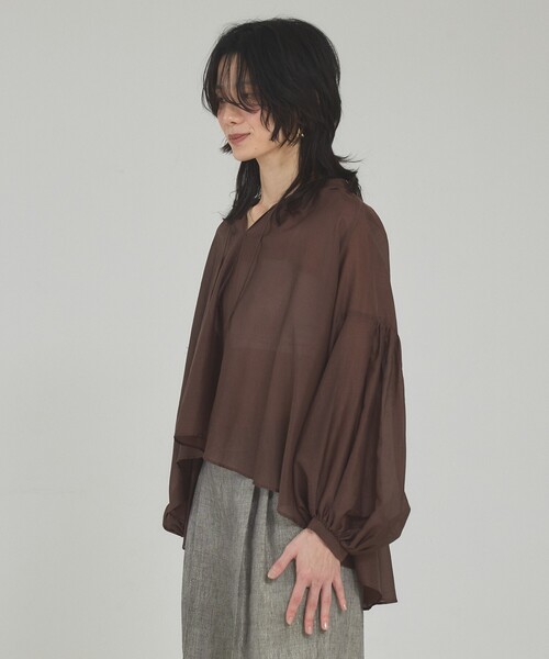 qualite（カリテ）の「【シルク混で上品】ブライトローンボリュームシアーブラウス/春服/夏服/オフィスカジュアル/シアー（シャツ/ブラウス・レディース・ブラウン/オフホワイト・フリー）」の10枚目の写真
