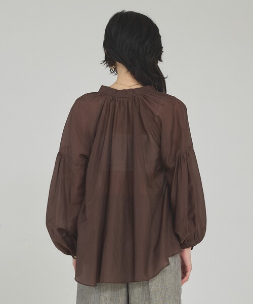 qualite（カリテ）の「【シルク混で上品】ブライトローンボリュームシアーブラウス/春服/夏服/オフィスカジュアル/シアー（シャツ/ブラウス・レディース・ブラウン/オフホワイト・フリー）」の11枚目の写真