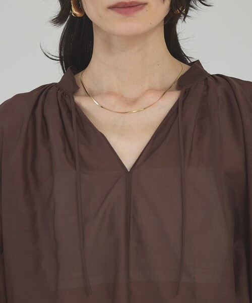 qualite（カリテ）の「【シルク混で上品】ブライトローンボリュームシアーブラウス/春服/夏服/オフィスカジュアル/シアー（シャツ/ブラウス・レディース・ブラウン/オフホワイト・フリー）」の12枚目の写真