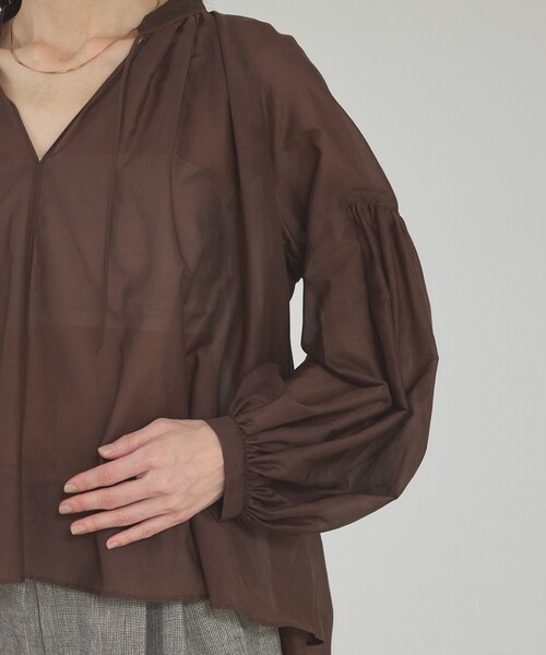 qualite（カリテ）の「【シルク混で上品】ブライトローンボリュームシアーブラウス/春服/夏服/オフィスカジュアル/シアー（シャツ/ブラウス・レディース・ブラウン/オフホワイト・フリー）」の13枚目の写真