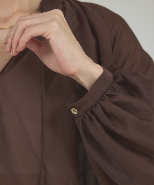 qualite（カリテ）の「【シルク混で上品】ブライトローンボリュームシアーブラウス/春服/夏服/オフィスカジュアル/シアー（シャツ/ブラウス・レディース・ブラウン/オフホワイト・フリー）」の14枚目の写真