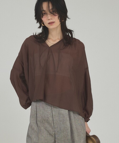 qualite（カリテ）の「【シルク混で上品】ブライトローンボリュームシアーブラウス/春服/夏服/オフィスカジュアル/シアー（シャツ/ブラウス・レディース・ブラウン/オフホワイト・フリー）」の20枚目の写真