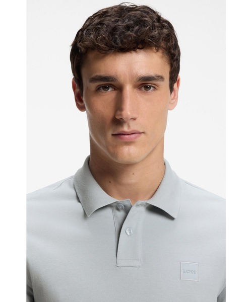 BOSS（ボス）の「【オンライン限定】ストレッチコットン スリムフィット ポロシャツ ロゴパッチ（ポロシャツ・メンズ・グレー・M/XXL/S/XL/L/XS）」の2枚目の写真