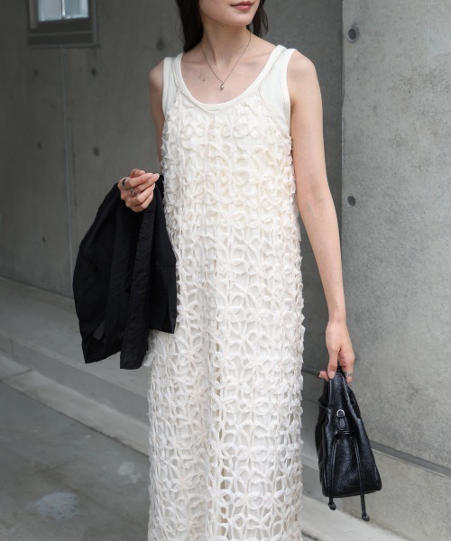 Bab(バブ)の「【サイズ展開あり】フラワーレースキャミワンピース(ワンピース・レディース・ブラック/アイボリー・M/S)」の1枚目の写真