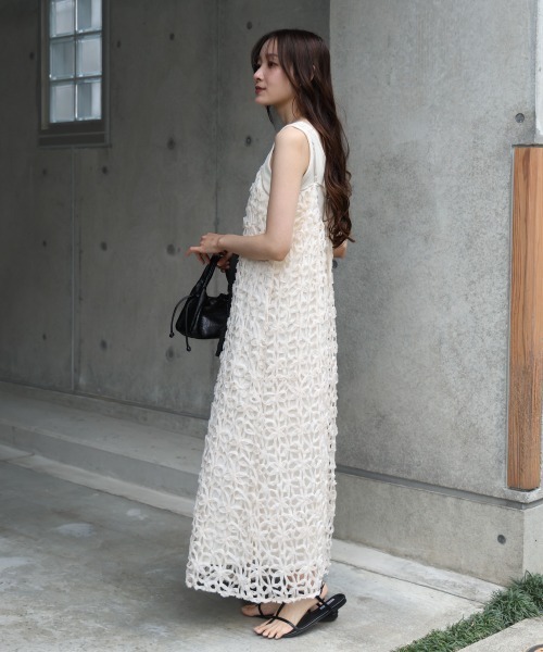 Bab(バブ)の「【サイズ展開あり】フラワーレースキャミワンピース(ワンピース・レディース・ブラック/アイボリー・M/S)」の11枚目の写真