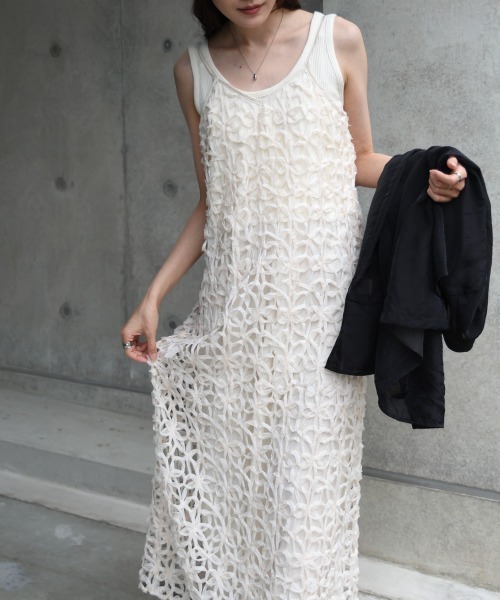 Bab(バブ)の「【サイズ展開あり】フラワーレースキャミワンピース(ワンピース・レディース・ブラック/アイボリー・M/S)」の14枚目の写真