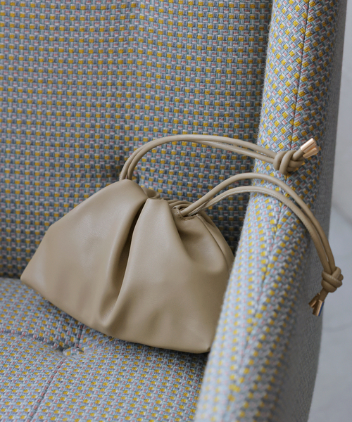 SLOBE IENA（スローブイエナ）の「《追加3》SLOBE 3WAY スムース巾着バッグ（クラッチバッグ・レディース・スカイブルー/ブラック/ベージュ系その他/ホワイト・FREE）」の3枚目の写真