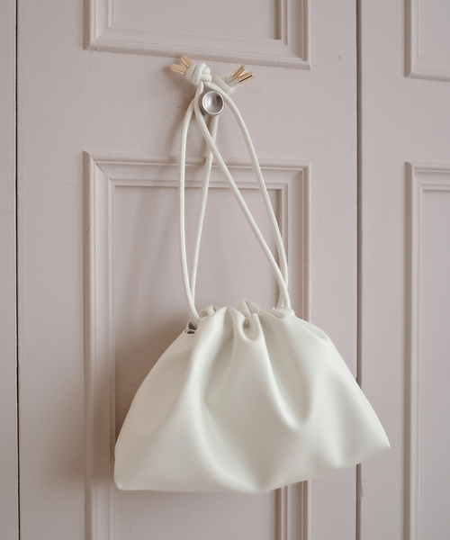 SLOBE IENA（スローブイエナ）の「《追加3》SLOBE 3WAY スムース巾着バッグ（クラッチバッグ・レディース・スカイブルー/ブラック/ベージュ系その他/ホワイト・FREE）」の2枚目の写真