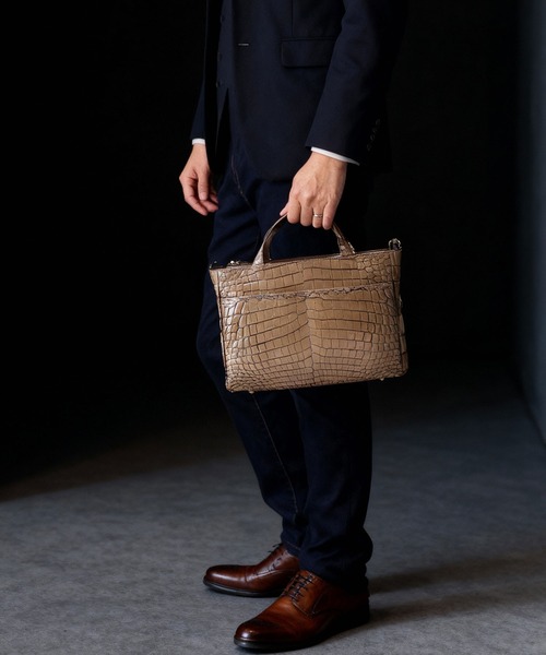 sankyo shokai(サンキョウショウカイ)の「ナイルクロコダイル メンズ ビジネスハンドバッグ(トートバッグ・メンズ・グレー/グレイッシュベージュ/ブラック/グリーン/ブラウン・FREE)」の7枚目の写真