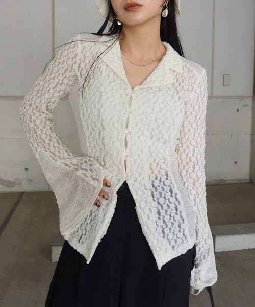 Ameri（アメリ）の「MEDI SHRUNK LACE OPEN COLLAR TOP（シャツ/ブラウス・レディース・スカイブルー/ブラック/アイボリー・FREE）」の2枚目の写真