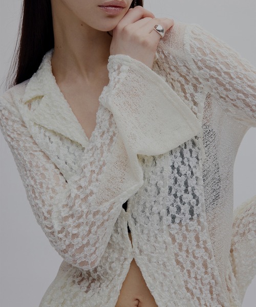 Ameri（アメリ）の「MEDI SHRUNK LACE OPEN COLLAR TOP（シャツ/ブラウス・レディース・スカイブルー/ブラック/アイボリー・FREE）」の4枚目の写真