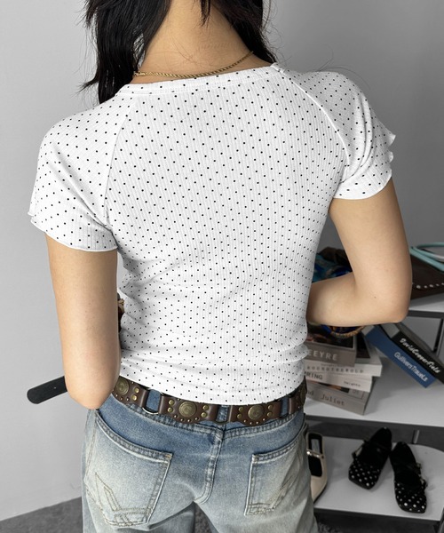 MATU:TA(マトゥータ)の「【着回し抜群!】タイニードットリブストレッチTシャツ / トップス 半袖 ドット柄 水玉 リブ素材 伸縮性 ラウンドネック ミドル丈 メロウ デイリーユース カジュアル プチプラ 海外ガール 3カラー ホワイト ブラック グレー(Tシャツ/カットソー・レディース・ホワイト/ブラック/グレー・FREE)」の12枚目の写真