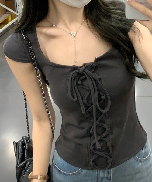 AMAJI(アマジ)の「スクエアネック リボン付き 半袖Tシャツ(Tシャツ/カットソー・レディース・レッド/グレー・LARGE/MEDIUM/SMALL)」の2枚目の写真
