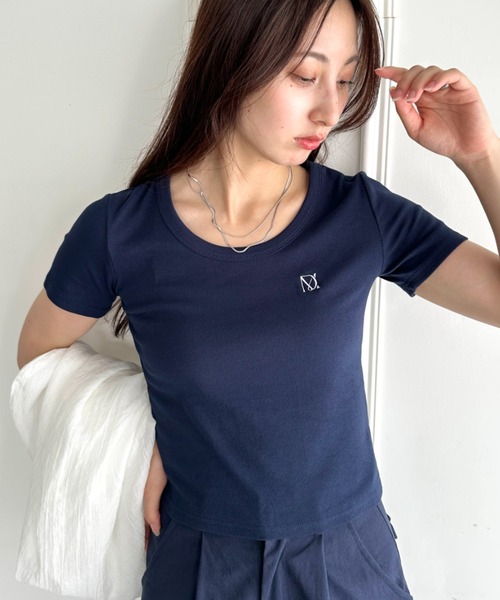 MYMOOD.(マイムード)の「【MYMOOD.オリジナル商品】胸元ワンポイント刺繍コンパクトTシャツ コンパクト刺繍Tee ミニTシャツ(Tシャツ/カットソー・レディース・ホワイト/ネイビー/ブラック・FREE)」の3枚目の写真