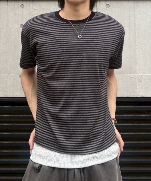 Never mind the XU / Chikashitsu+(ネバーマインド ザ エックスユー / チカシツプラス)の「【nmtc+】Stripe Contrast Semi Crop Tee / 【エヌエムティーシープラス】ストライプ配色セミクロップTシャツ(Tシャツ/カットソー・メンズ・ブラック・M)」の1枚目の写真