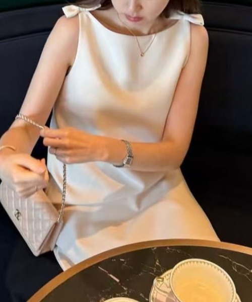 AMAJI(アマジ)の「リボンモチーフ オフショルダー ワンピース(ワンピース・レディース・ホワイト・SMALL/MEDIUM)」の4枚目の写真
