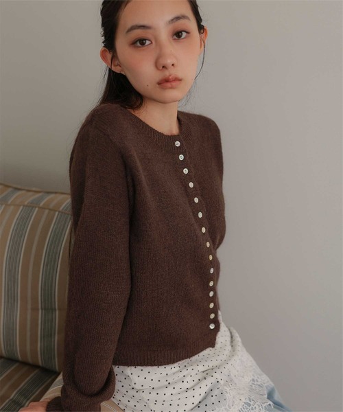miette(ミエット)の「メニーボタンシャギーニットカーディガン(カーディガン/ボレロ・レディース・レッド/ライトピンク/ブラウン/チャコール・FREE)」の3枚目の写真