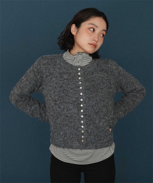 miette(ミエット)の「メニーボタンシャギーニットカーディガン(カーディガン/ボレロ・レディース・レッド/ライトピンク/ブラウン/チャコール・FREE)」の2枚目の写真