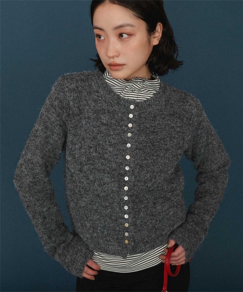 miette(ミエット)の「メニーボタンシャギーニットカーディガン(カーディガン/ボレロ・レディース・レッド/ライトピンク/ブラウン/チャコール・FREE)」の5枚目の写真
