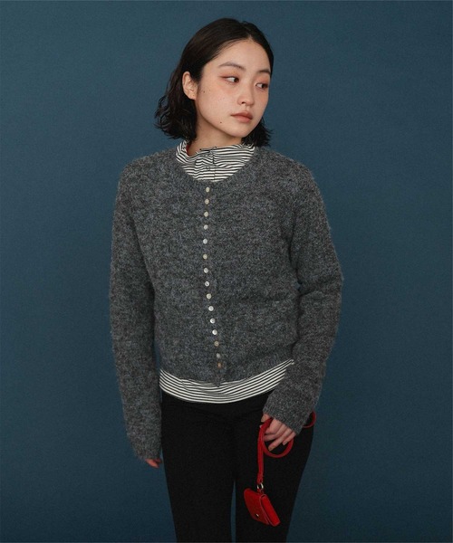miette(ミエット)の「メニーボタンシャギーニットカーディガン(カーディガン/ボレロ・レディース・レッド/ライトピンク/ブラウン/チャコール・FREE)」の8枚目の写真