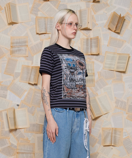 UNALLOYED（アナロイド）の「キャットドローイングストライプTシャツ / チャコール（Tシャツ/カットソー・メンズ・その他・SMALL/MEDIUM/LARGE）」の2枚目の写真