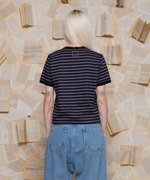 UNALLOYED（アナロイド）の「キャットドローイングストライプTシャツ / チャコール（Tシャツ/カットソー・メンズ・その他・SMALL/MEDIUM/LARGE）」の3枚目の写真