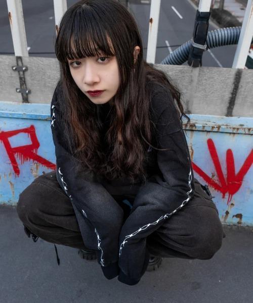 gibous(ギボス)の「gibous/ギボス/snake cross trainer(スウェット・レディース・ブラック・L/M)」の7枚目の写真