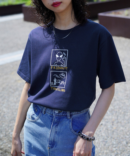 Chillfar(チルファー)の「Chillfar デザイングラフィックモチーフTシャツ(Tシャツ/カットソー・レディース・レッド系1/レッド系/ピンク系1/ピンク系/イエロー系1/イエロー系/ネイビー系2/イエロー/ピンク/レッド・FREE)」の2枚目の写真