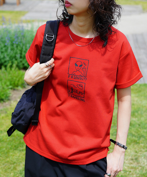 Chillfar(チルファー)の「Chillfar デザイングラフィックモチーフTシャツ(Tシャツ/カットソー・レディース・レッド系1/レッド系/ピンク系1/ピンク系/イエロー系1/イエロー系/ネイビー系2/イエロー/ピンク/レッド・FREE)」の10枚目の写真