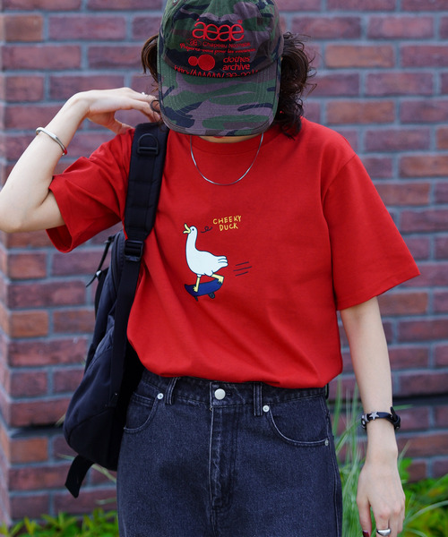 Chillfar(チルファー)の「Chillfar デザイングラフィックモチーフTシャツ(Tシャツ/カットソー・レディース・レッド系1/レッド系/ピンク系1/ピンク系/イエロー系1/イエロー系/ネイビー系2/イエロー/ピンク/レッド・FREE)」の1枚目の写真