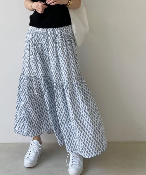 2ly2(トゥーリートゥー)の「総柄ティアードロングスカート フレアスカート ウエストゴム マキシ丈(スカート・レディース・グリーン/ホワイト・FREE)」の2枚目の写真