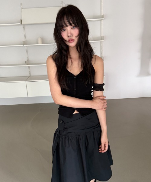 4INT.(フォイント)の「スリムフィット レイヤード ボタン ホルターネック タンクトップ(Tシャツ/カットソー・レディース・ホワイト/チャコール/ブラック・FREE)」の10枚目の写真
