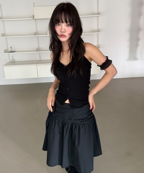 4INT.(フォイント)の「スリムフィット レイヤード ボタン ホルターネック タンクトップ(Tシャツ/カットソー・レディース・ホワイト/チャコール/ブラック・FREE)」の11枚目の写真