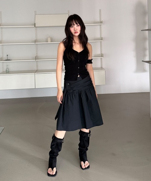 4INT.(フォイント)の「スリムフィット レイヤード ボタン ホルターネック タンクトップ(Tシャツ/カットソー・レディース・ホワイト/チャコール/ブラック・FREE)」の5枚目の写真