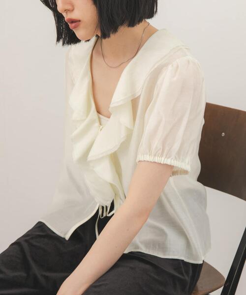 KBF(ケイビーエフ)の「フリルVネックブラウス(シャツ/ブラウス・レディース・アイボリー/ブルー系その他/ブラック系その他・ONE)」の2枚目の写真