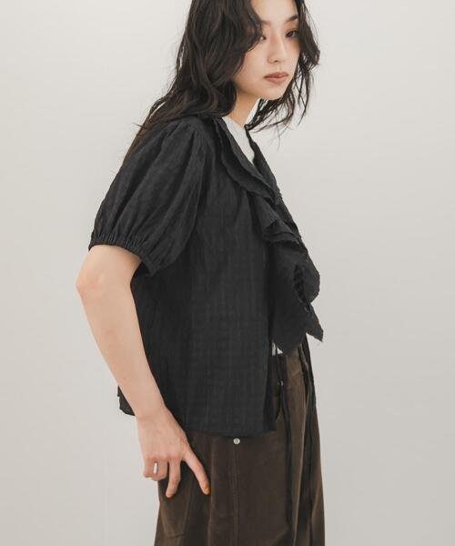 KBF(ケイビーエフ)の「フリルVネックブラウス(シャツ/ブラウス・レディース・アイボリー/ブルー系その他/ブラック系その他・ONE)」の19枚目の写真