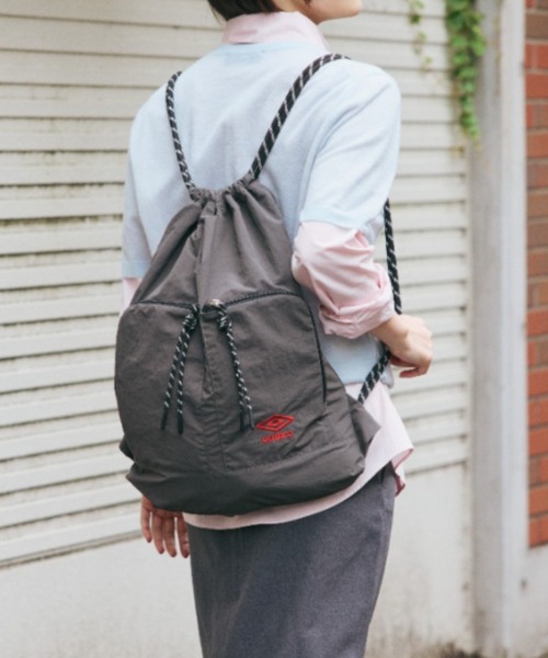 UMBRO(アンブロ)の「umbro/アンブロ 6W14 ナップサック 20322(バックパック/リュック・レディース・チャコールグレー/ライトグレー/ピンク・FREE)」の1枚目の写真