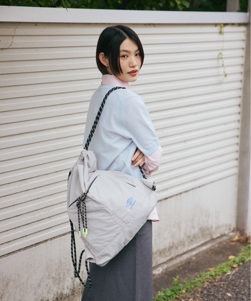 UMBRO(アンブロ)の「umbro/アンブロ 6W14 ナップサック 20322(バックパック/リュック・レディース・チャコールグレー/ライトグレー/ピンク・FREE)」の18枚目の写真