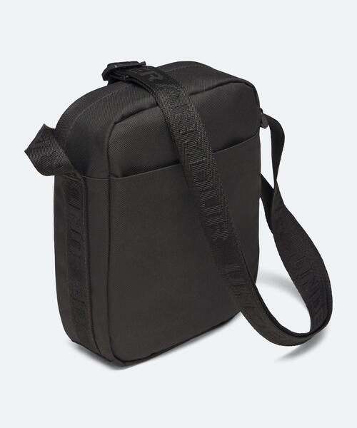 UNDER ARMOUR(アンダーアーマー)の「UAエッセンシャル クロスボディ(ライフスタイル/メンズ/レディース)(ボディバッグ/ウエストポーチ・レディース・ブラック・ONESIZE)」の2枚目の写真