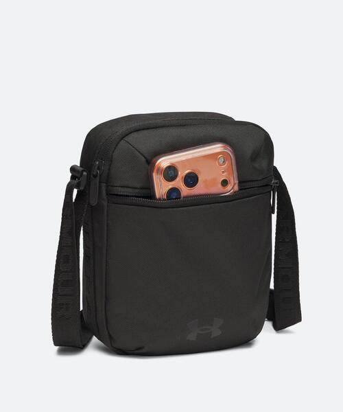 UNDER ARMOUR(アンダーアーマー)の「UAエッセンシャル クロスボディ(ライフスタイル/メンズ/レディース)(ボディバッグ/ウエストポーチ・レディース・ブラック・ONESIZE)」の3枚目の写真