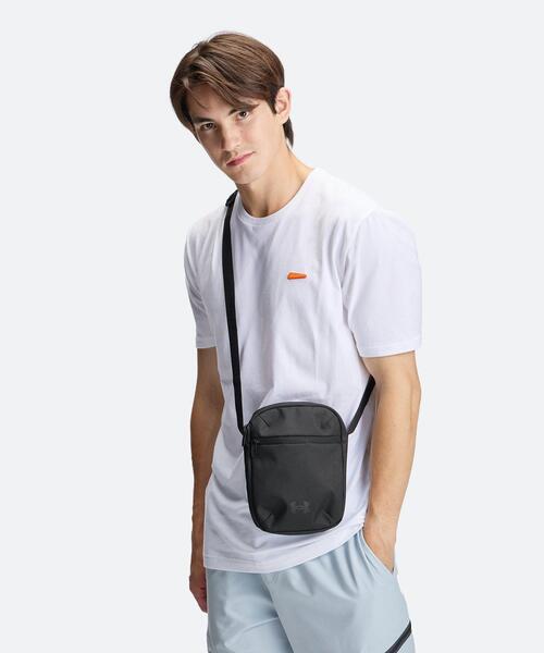 UNDER ARMOUR(アンダーアーマー)の「UAエッセンシャル クロスボディ(ライフスタイル/メンズ/レディース)(ボディバッグ/ウエストポーチ・レディース・ブラック・ONESIZE)」の6枚目の写真