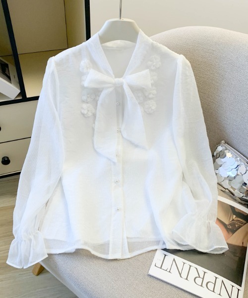 LUCPY(ラクピー)の「フラワーモチーフボウタイブラウス(シャツ/ブラウス・レディース・ホワイト・SMALL/X-LARGE/LARGE/MEDIUM)」の1枚目の写真