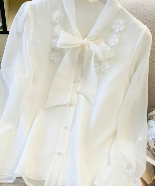 LUCPY(ラクピー)の「フラワーモチーフボウタイブラウス(シャツ/ブラウス・レディース・ホワイト・SMALL/X-LARGE/LARGE/MEDIUM)」の2枚目の写真