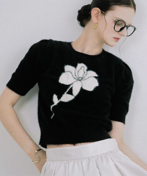 SELFIST(セルフィスト)の「モチーフフラワー半袖ニット(ニット/セーター・レディース・ピンク/ブラック/オフホワイト・フリー)」の2枚目の写真